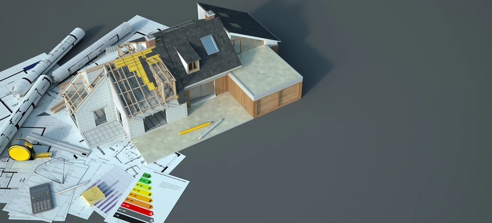 Scène de bureau avec maquette architecturale 3D d'une maison en construction, montrant structure bois, isolation thermique jaune, toiture ardoise