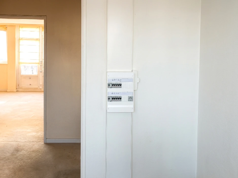 Salle de bains moderne avec WC suspendu sur mur en béton ciré anthracite, vasque à poser rectangulaire sur console chromée, sèche-serviettes électrique blanc avec programmateur, ventilation mécanique, robinetterie mitigeur col de cygne, miroir encastré