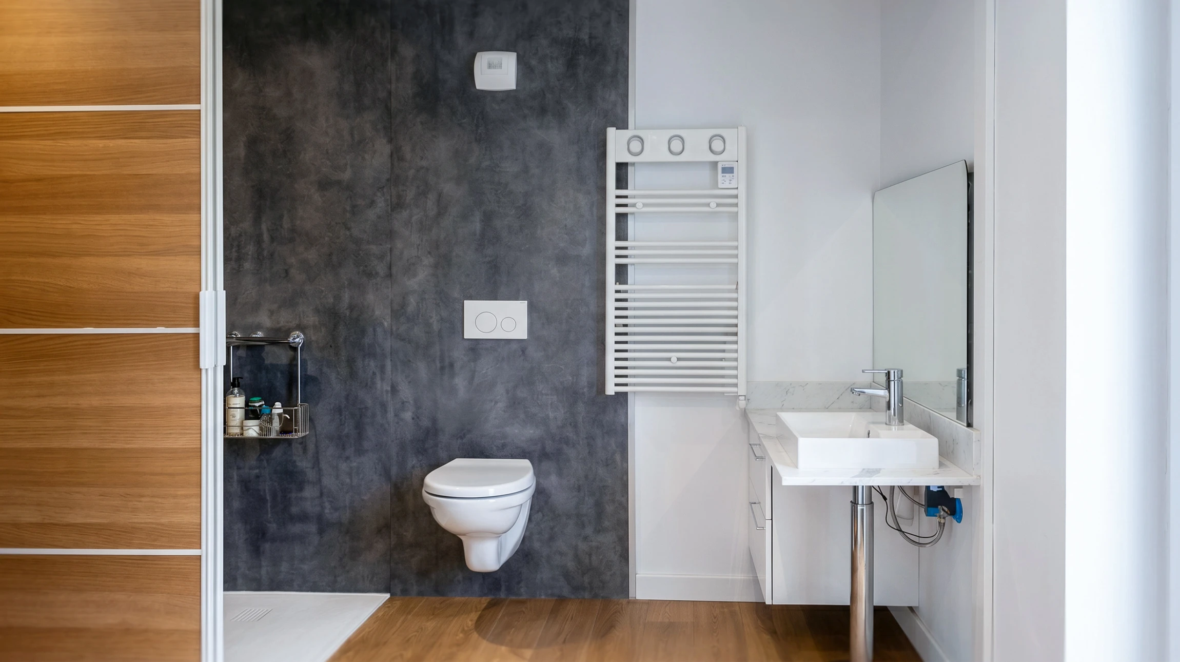 Mur blanc textur&eacute; avec deux &eacute;l&eacute;ments &eacute;lectriques muraux