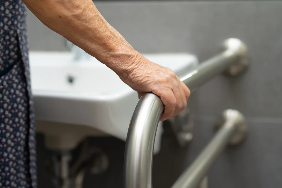 Salle de bain moderne avec douche à l'italienne vitrée, WC suspendu et vasque rectangulaire blanche sur plan suspendu