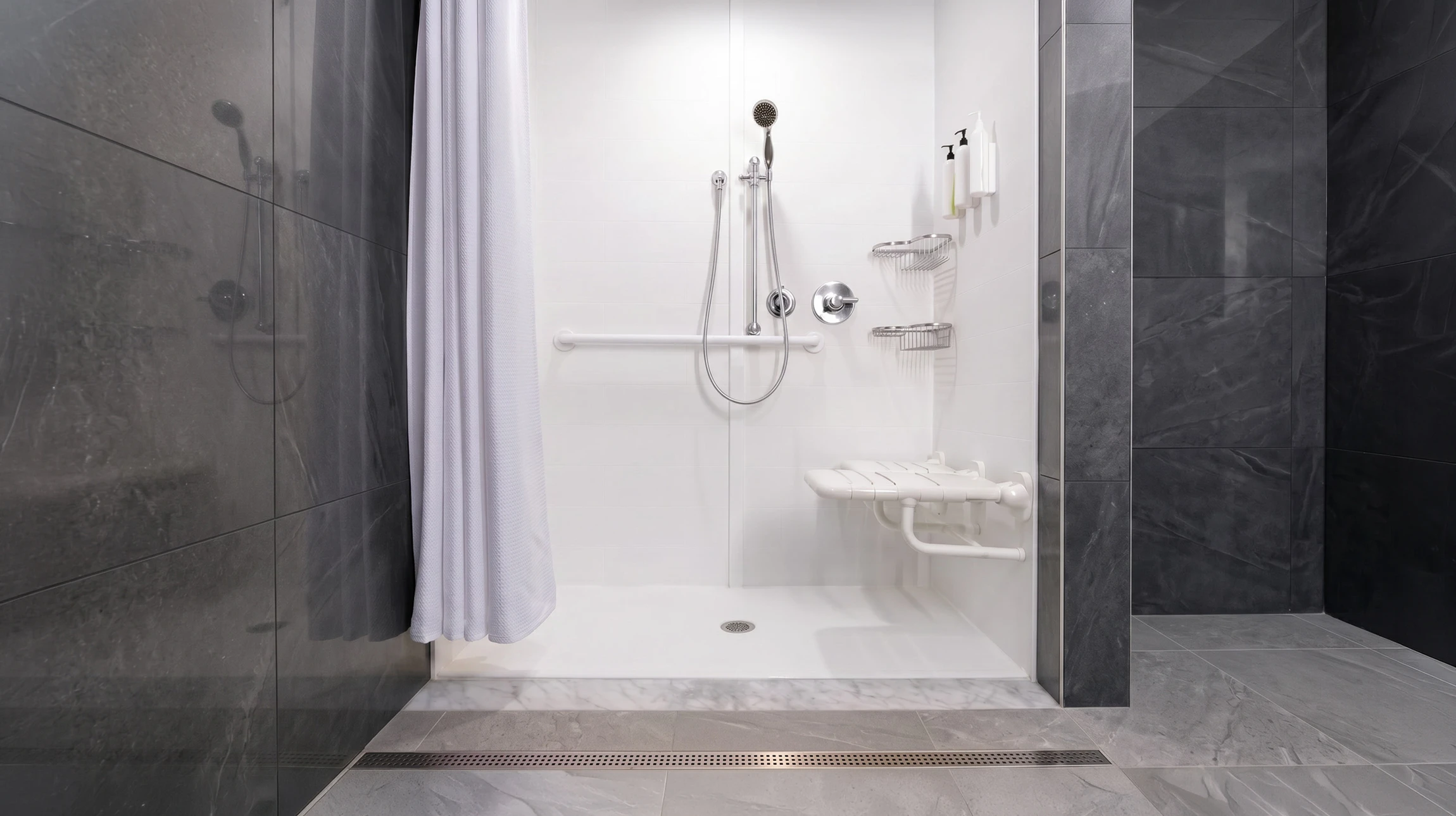 Salle de bain accessible avec équipements d'aide à la mobilité