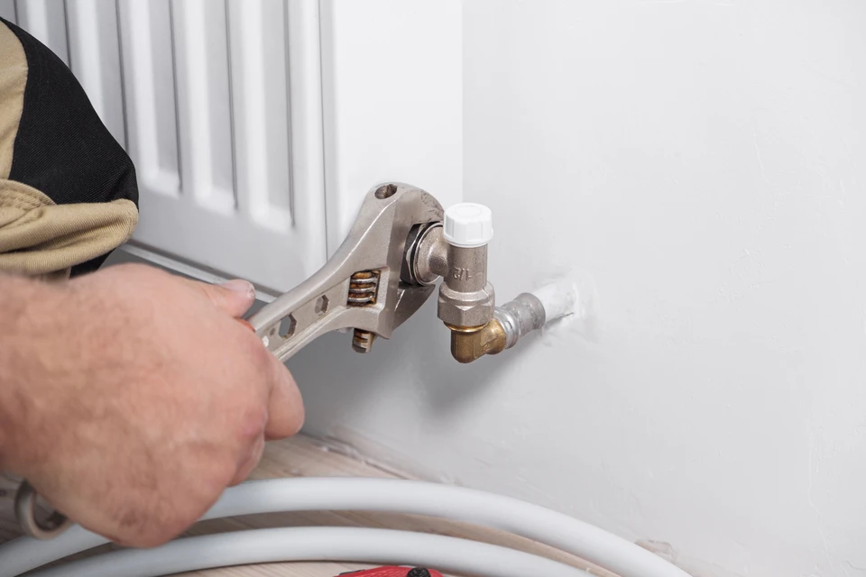 Intérieur moderne avec radiateur électrique blanc à convection installé en bas de mur