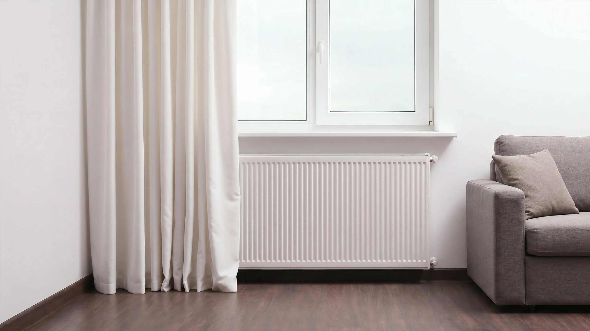 Intérieur résidentiel moderne avec radiateur blanc fixé au mur