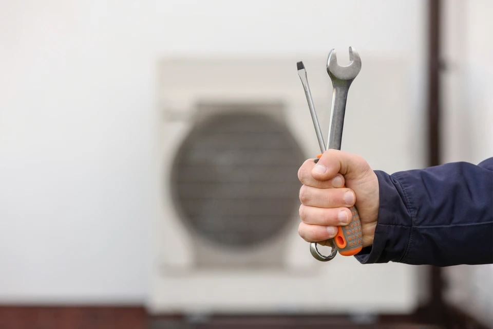 l'ingénieur hvac installe un système de ventilation de récupération de chaleur pour la nouvelle maison