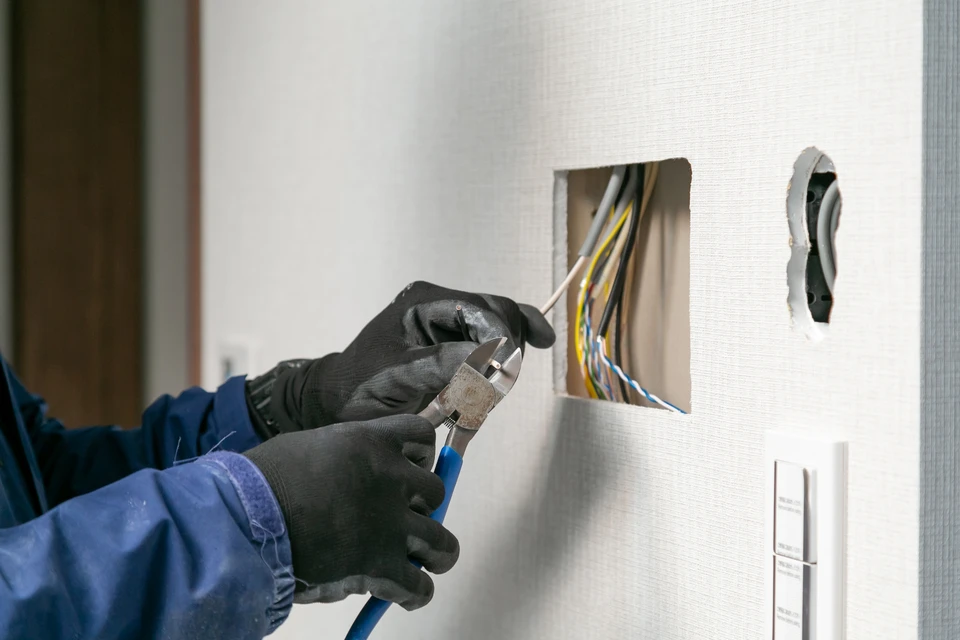 Plafond endommagé avec ouverture béante révélant canalisations apparentes et dégâts des eaux
