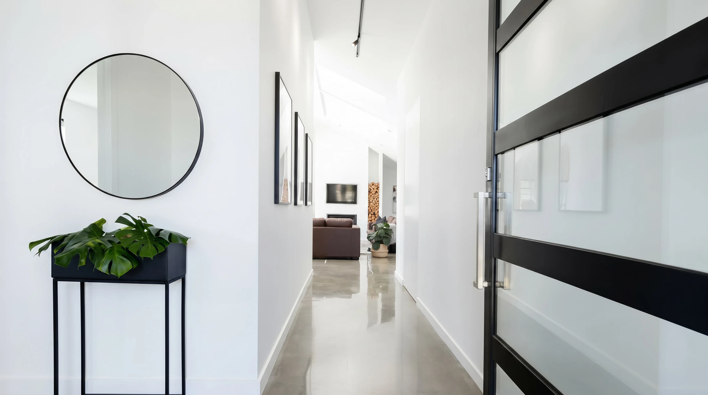 Photographie professionnelle d'un immeuble résidentiel en rénovation : façade partiellement rénové montrant des travaux d'isolation thermique extérieure et de mise à neuf de la structure, avec échafaudage sécurisé, équipes d'ouvriers qualifiés au travail. L'image doit transmettre à la fois la portée (immeuble collectif), l'expertise technique (isolation, mise aux normes), et le professionnalisme du chantier. Lumière naturelle claire en conditions réelles de travail.
