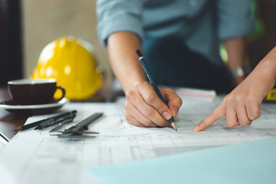 Ingénieur de structure et architecte et contremaître travailleur avec des plans discutent, abonnement travaillant pour le chantier de construction en plein air